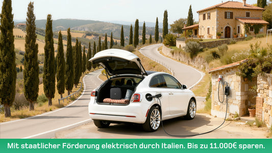 Weißes Elektroauto lädt in der toskanischen Landschaft Italiens