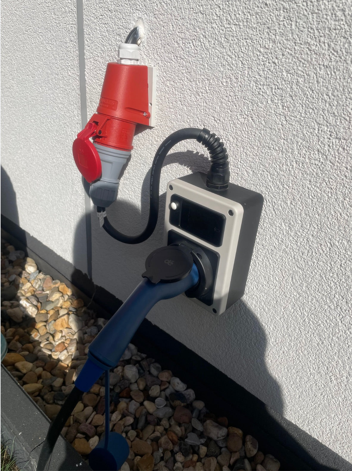 depow Ladegerät an Marcels roter Drehstromsteckdose